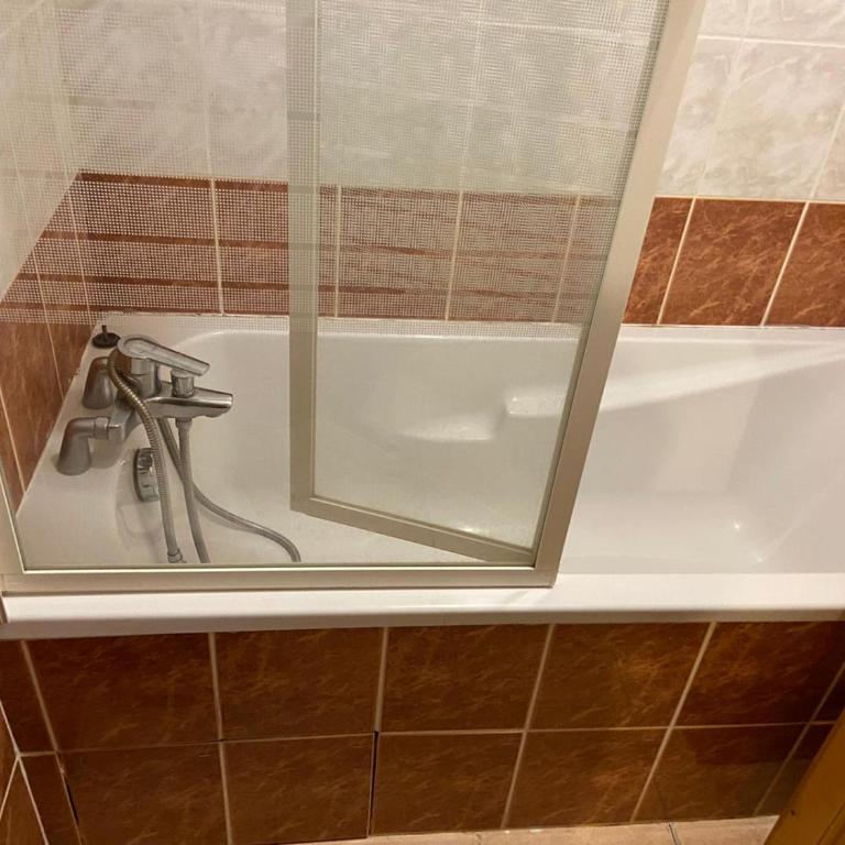 Les Frahans - One-Bedroom Apartment - 16