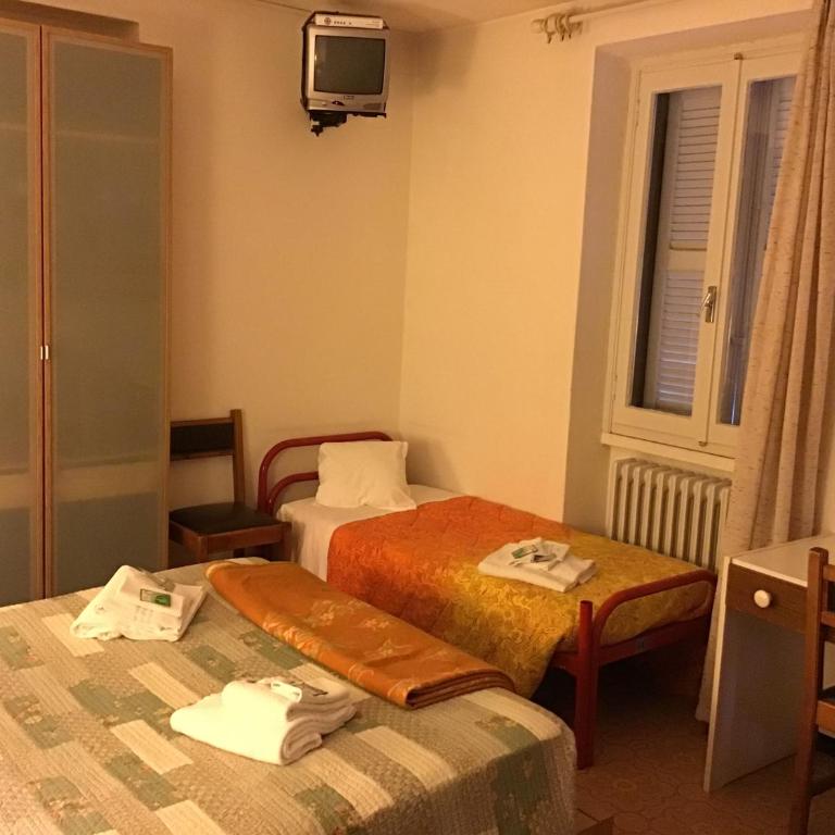 OSTELLO MIRABEAU - Camera Familiare con Bagno Privato - 3