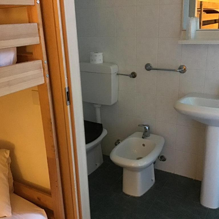 OSTELLO MIRABEAU - Camera Familiare con Bagno Privato - 4