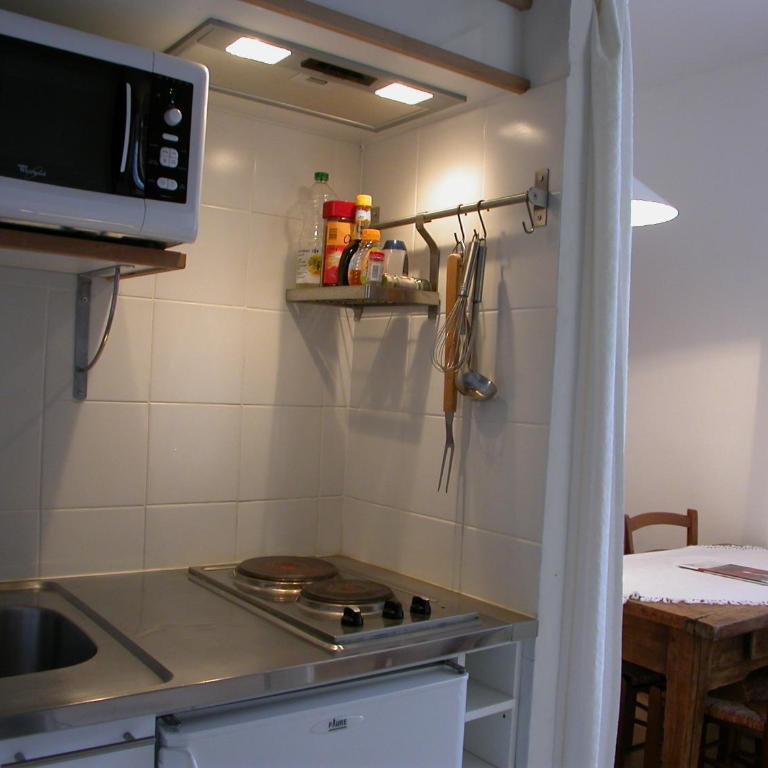 Les Studios de la Madeleine - Studio avec Kitchenette et Terrasse - 4