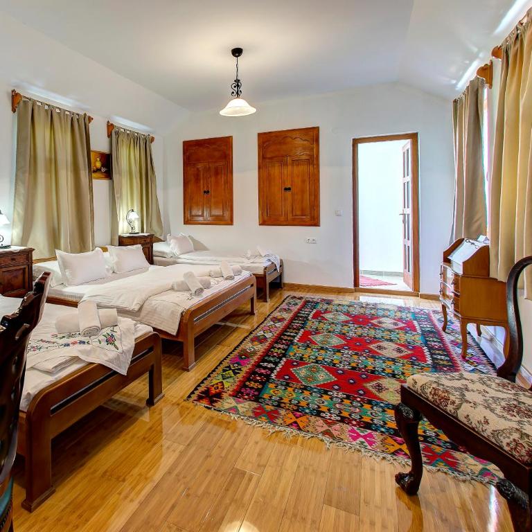 Hotel Almira - Quadruple Room with Balcony - 10