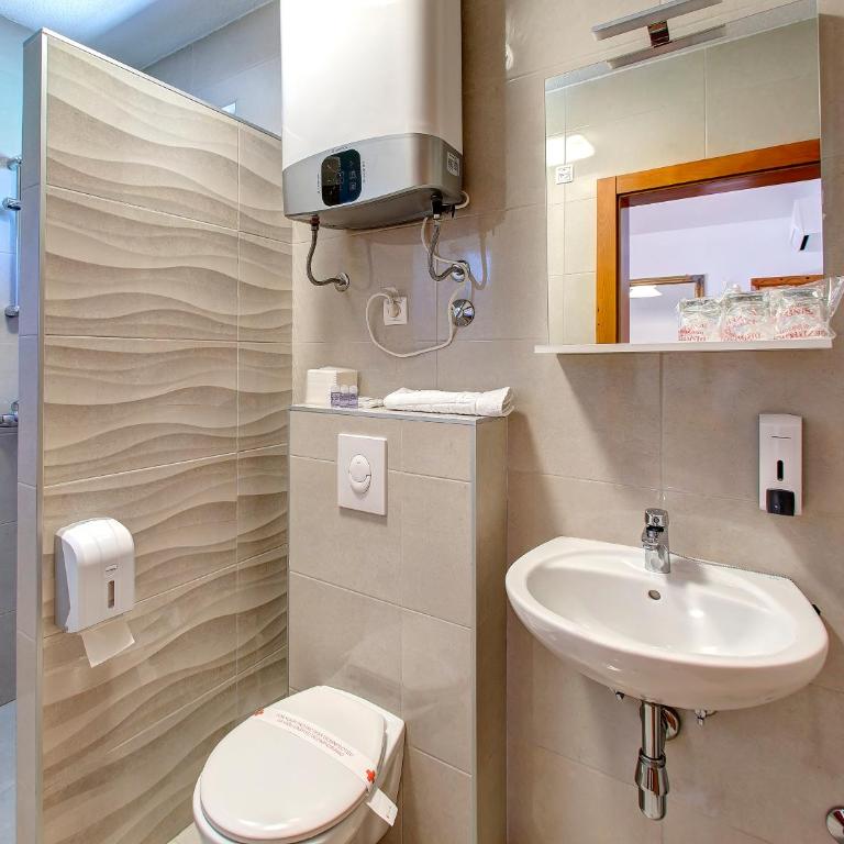 Hotel Almira - Double Room with Balcony - 7