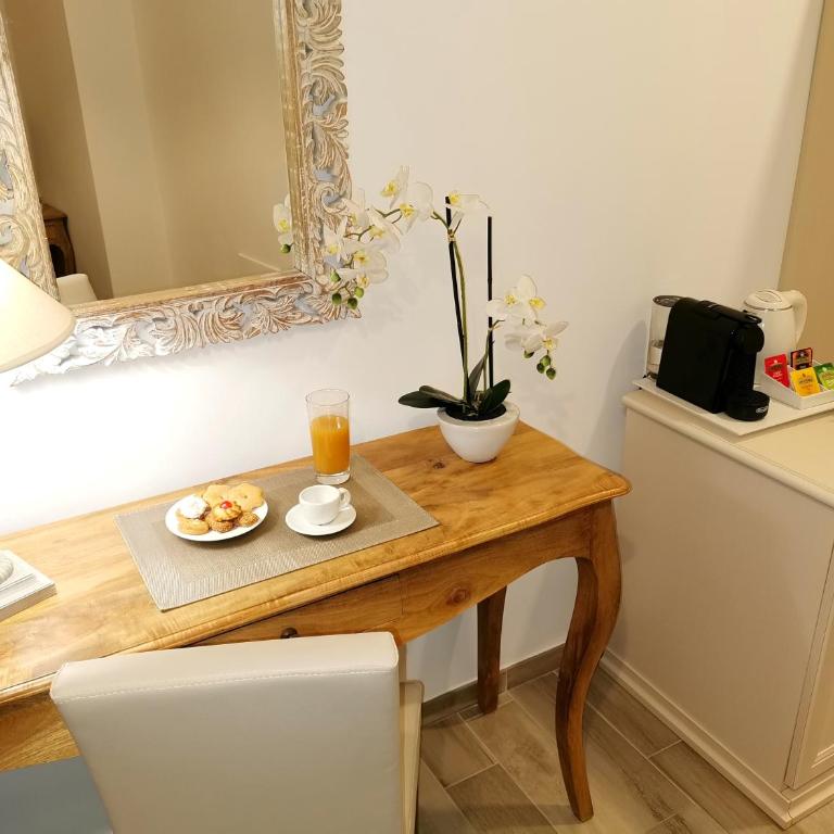Porta Aragonese Luxury Rooms - Deluxe Double Room with Balcony - 3