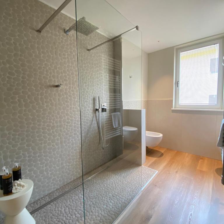Plaza Lago di Garda Rooms - Rooftop, Lakeview & Jacuzzi - Deluxe Double Room with Balcony and Partial Lake View - 11