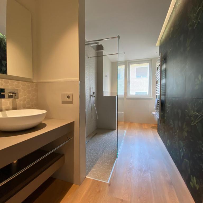 Plaza Lago di Garda Rooms - Rooftop, Lakeview & Jacuzzi - Deluxe Double Room with Balcony and Partial Lake View - 10