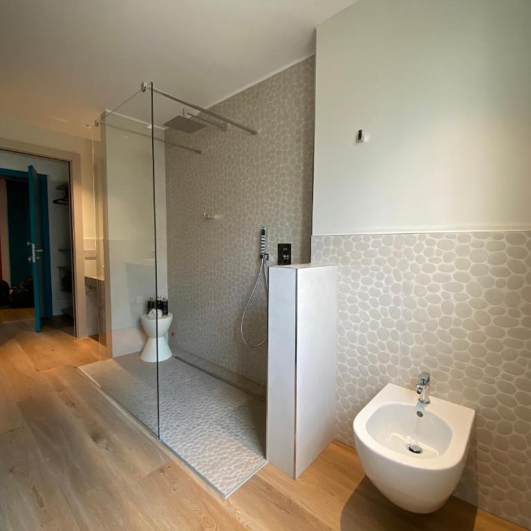 Plaza Lago di Garda Rooms - Rooftop, Lakeview & Jacuzzi - Deluxe Double Room with Balcony and Partial Lake View - 9