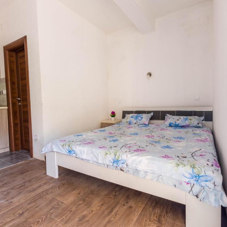 Apartments Elena - Studio with Balcony - 3
