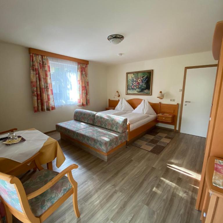 Pension Steinbacher - Doppelzimmer mit Balkon - 2