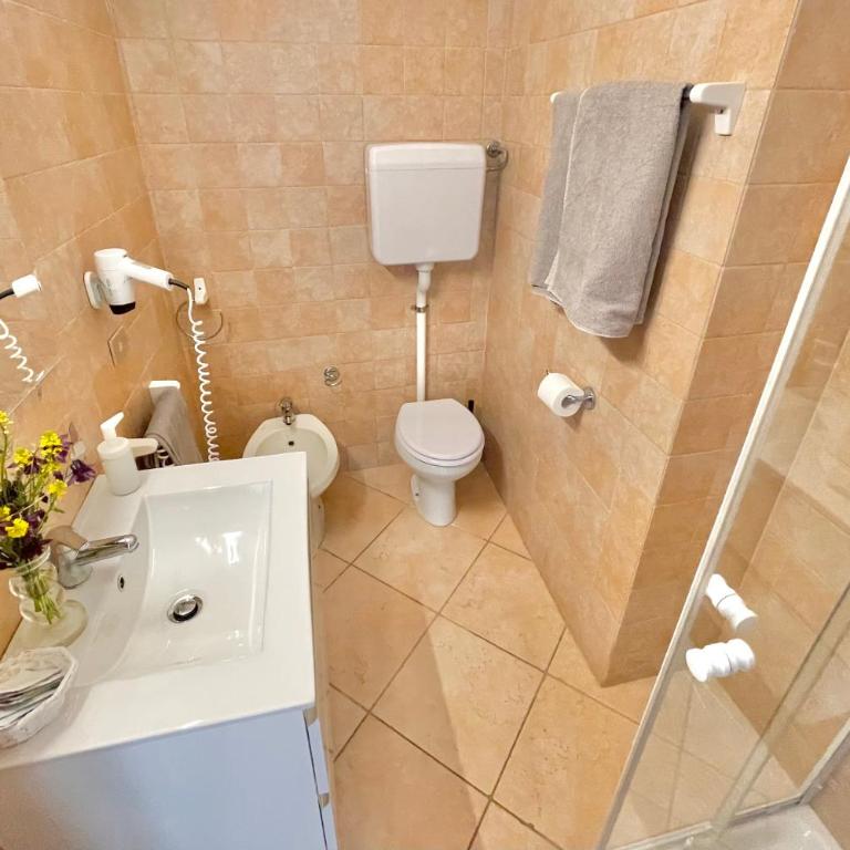 Albergo Vittoria - Camera Deluxe Matrimoniale/Doppia con Letti Singoli con Vista Lago - 5