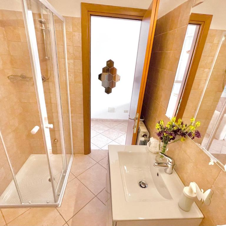 Albergo Vittoria - Camera Deluxe Matrimoniale/Doppia con Letti Singoli con Vista Lago - 4