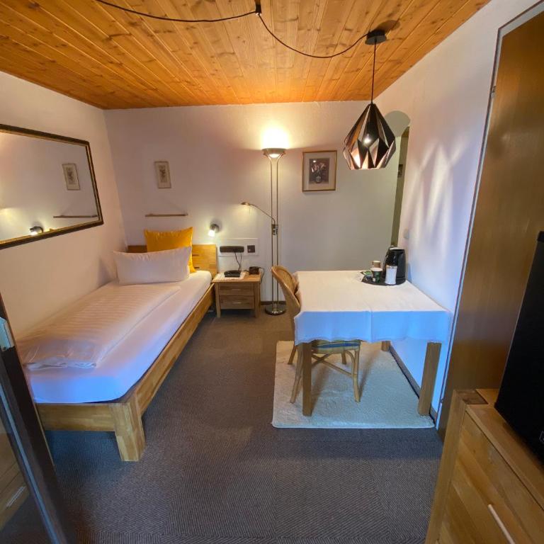 Kur- und Ferienhotel Haser - Einzelzimmer mit Balkon - 8