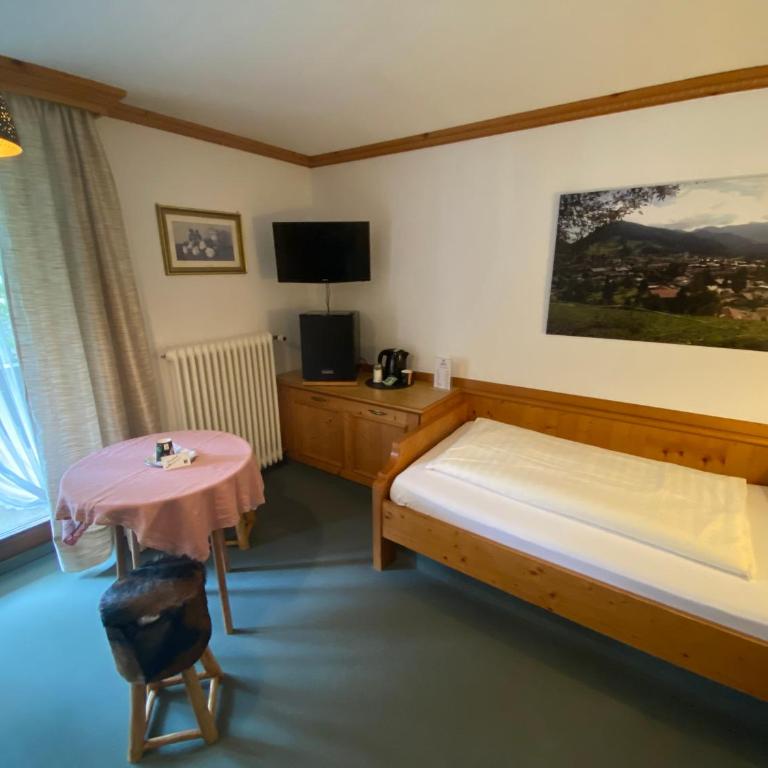 Kur- und Ferienhotel Haser - Zweibettzimmer mit Balkon - 12