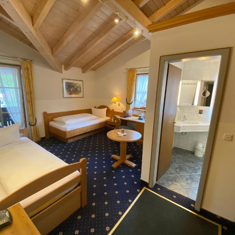Kur- und Ferienhotel Haser - Zweibettzimmer mit Balkon - 3