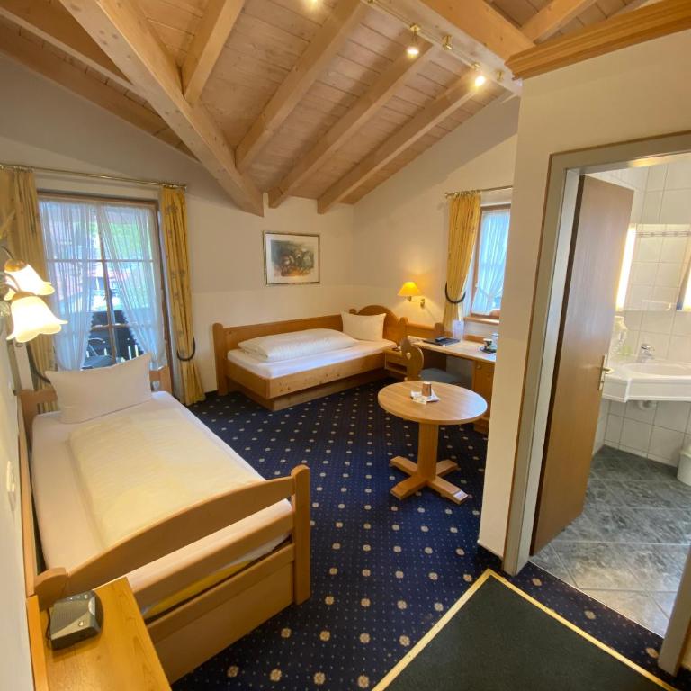 Kur- und Ferienhotel Haser - Zweibettzimmer mit Balkon - 1