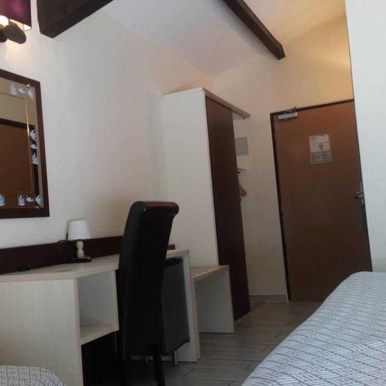 Brit Hotel Confort Hélios Agde - Chambre Triple avec Terrasse - Piscine Chauffée et Parking Gratuit - 2