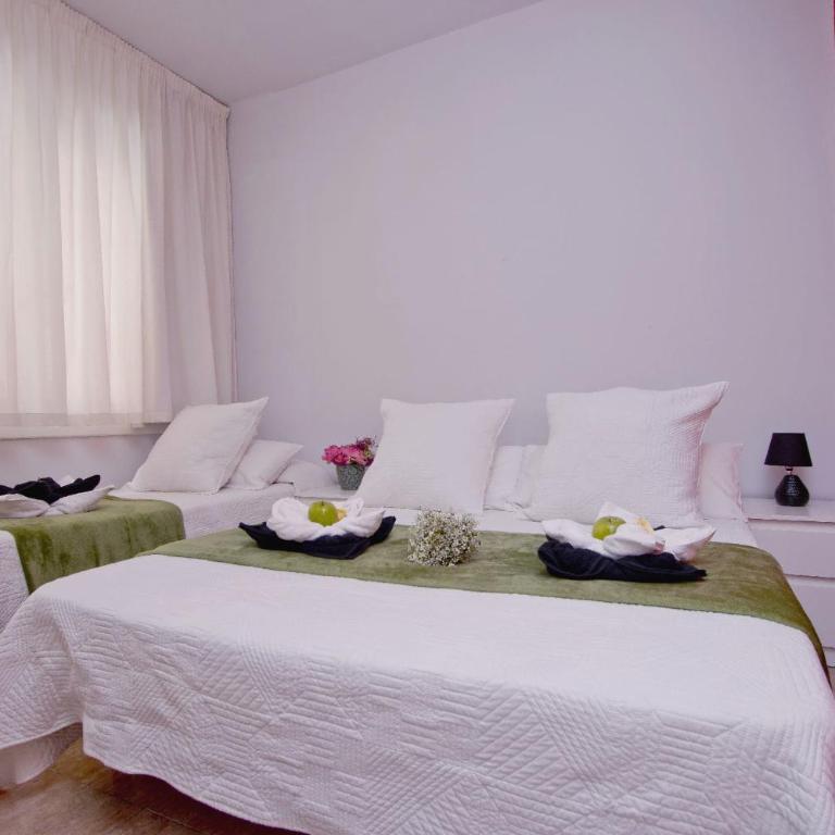 Barcelona City North Hostal - Double or Twin Room with City View - 44