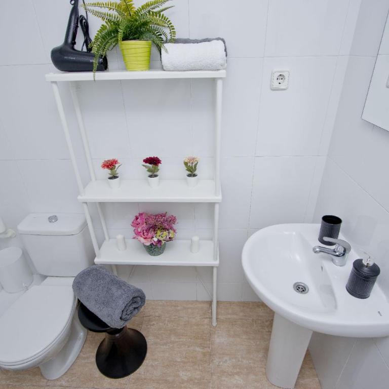 Barcelona City North Hostal - Double or Twin Room with City View - 23