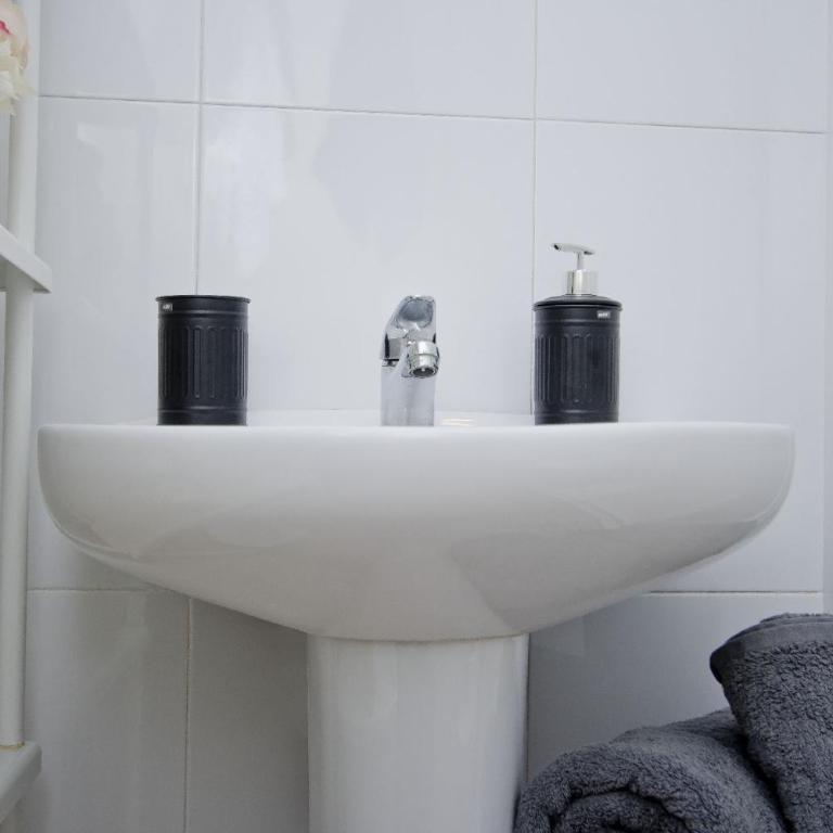 Barcelona City North Hostal - Double or Twin Room with City View - 42