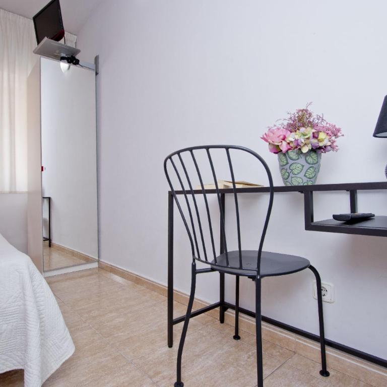 Barcelona City North Hostal - Double or Twin Room with City View - 79