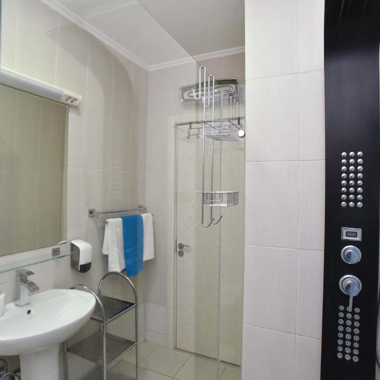Victoria Center Apartments - One-Bedroom Apartment with Terrace and City View - 20