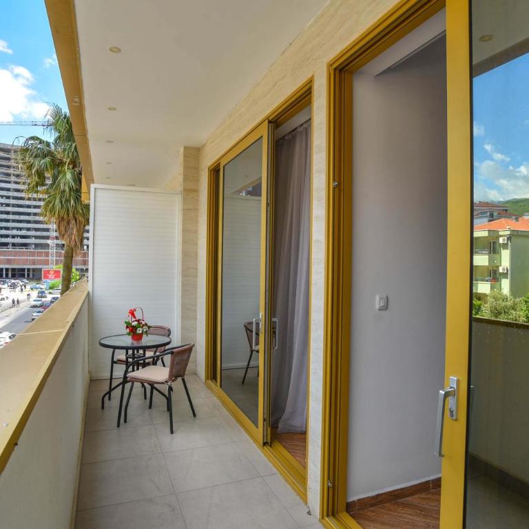 Victoria Center Apartments - One-Bedroom Apartment with Terrace and City View - 23