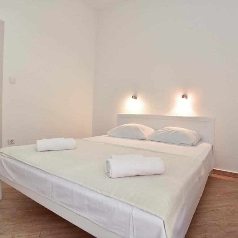 Victoria Center Apartments - Two-Bedroom Apartment with Terrace and City View - 20