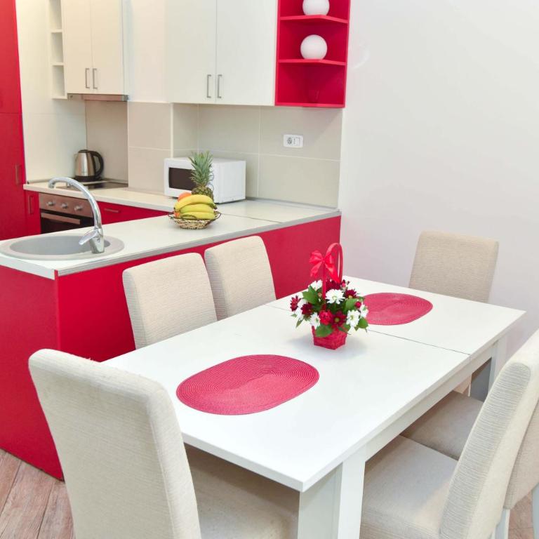 Victoria Center Apartments - Two-Bedroom Apartment with Terrace and City View - 3