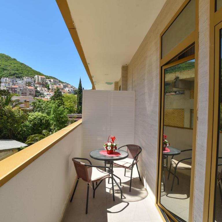 Victoria Center Apartments - Two-Bedroom Apartment with Terrace and City View - 25