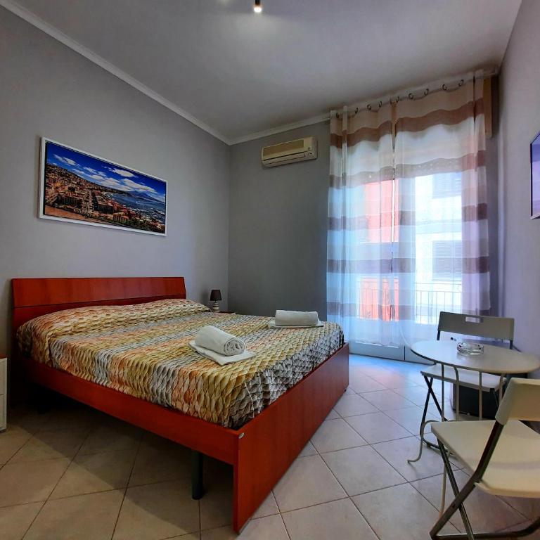 Napoli central - Double Room with Private Bathroom - 13