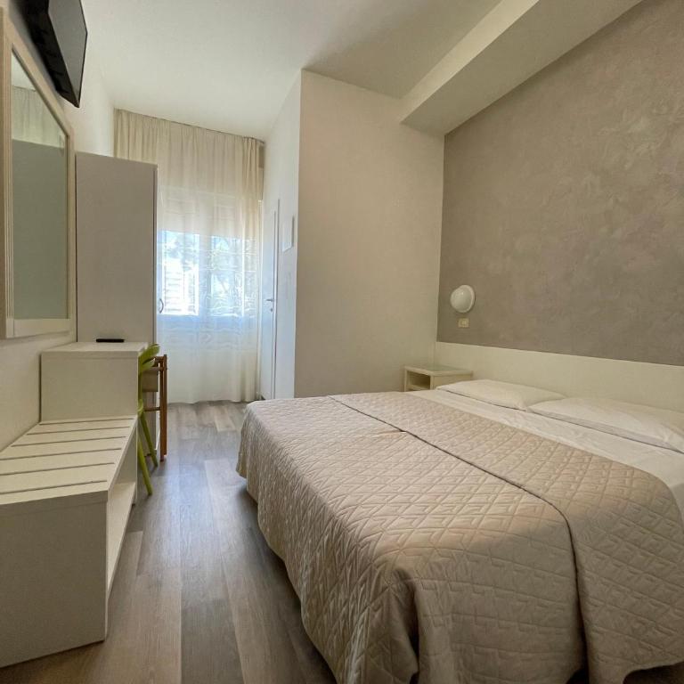 Hotel Cristina - Camera Comfort Matrimoniale/Doppia con Letti Singoli - 3