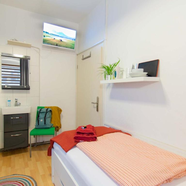 Absteige Innsbruck- Zentrale Ferienapartments - Einzelzimmer mit eigenem WC auf dem Flur - 8