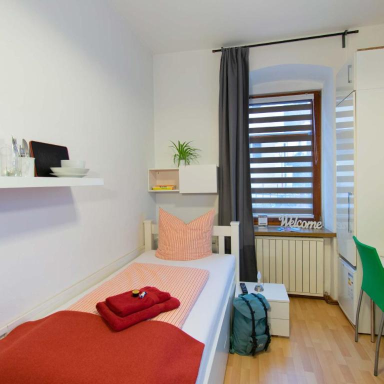 Absteige Innsbruck- Zentrale Ferienapartments - Einzelzimmer mit eigenem WC auf dem Flur - 7