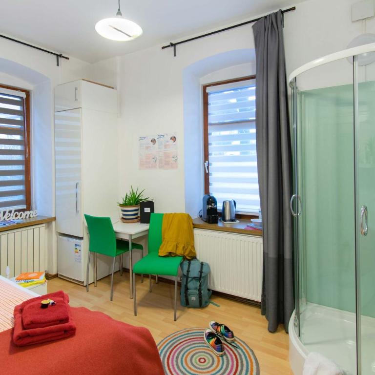 Absteige Innsbruck- Zentrale Ferienapartments - Einzelzimmer mit eigenem WC auf dem Flur - 1