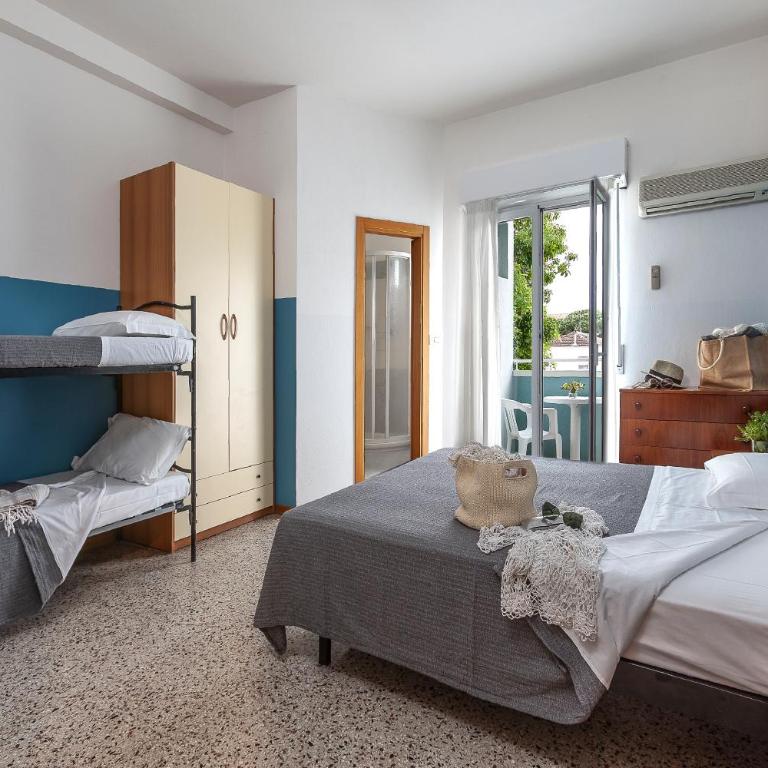 Hotel Pacific - Comfort Quadruple Room - 2