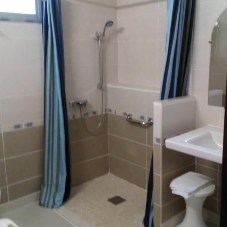 Brit Hotel Confort Hélios Agde - Chambre Triple avec Terrasse - Piscine Chauffée et Parking Gratuit - 4