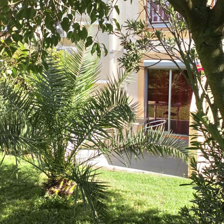 Brit Hotel Confort Hélios Agde - Chambre Double avec Terrasse - Piscine Chauffée et Parking Gratuit - 5