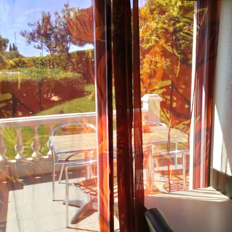 Brit Hotel Confort Hélios Agde - Chambre Familiale (2 Adultes + 2 Enfants) avec Terrasse - Piscine Chauffée et Parking Gratuit - 3
