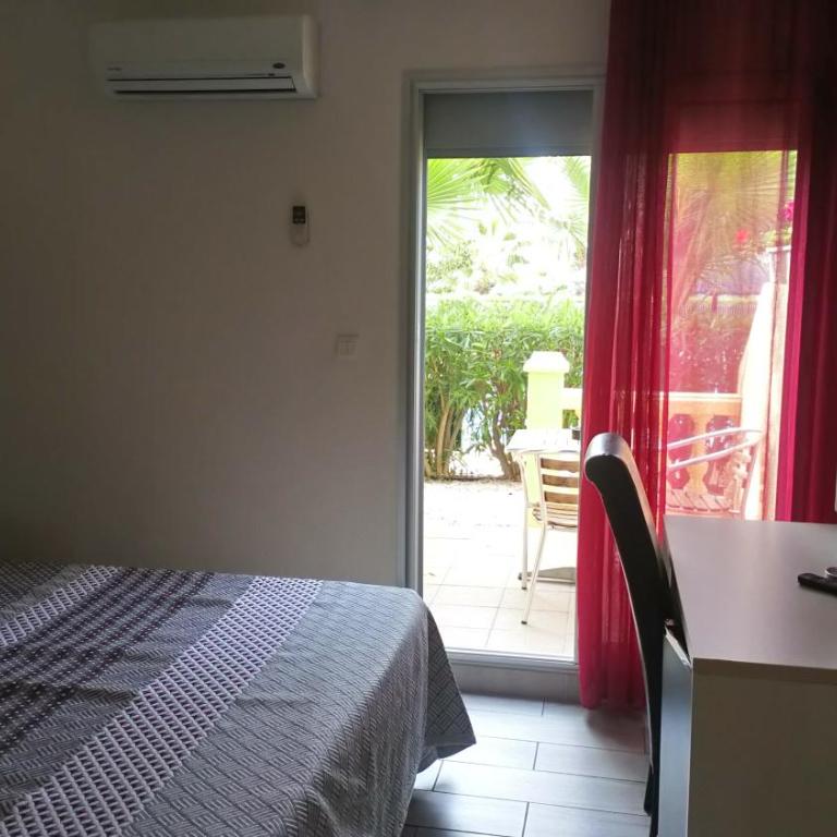 Brit Hotel Confort Hélios Agde - Chambre Double Exclusive avec Terrasse - Piscine Chauffée et Parking Gratuit - 2