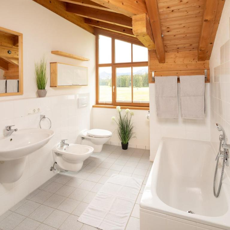 "Haus Bellevue" - Annehmlichkeiten von 4-Sterne Familien-und Wellnesshotel Viktoria nebenan können mitgenutzt werden - Apartment mit Balkon - 5