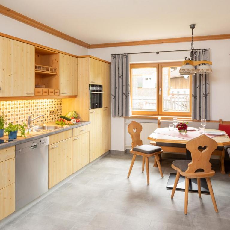 "Ferienwohnung Anna" - Annehmlichkeiten von 4-Sterne Familien-und Wellnesshotel Viktoria können mitgenutzt werden - Apartment - Erdgeschoss - 2