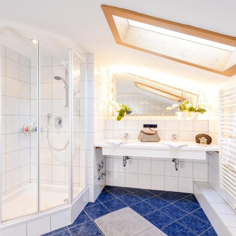 "Ferienwohnung Anna" - Annehmlichkeiten von 4-Sterne Familien-und Wellnesshotel Viktoria können mitgenutzt werden - Apartment mit Balkon - 3