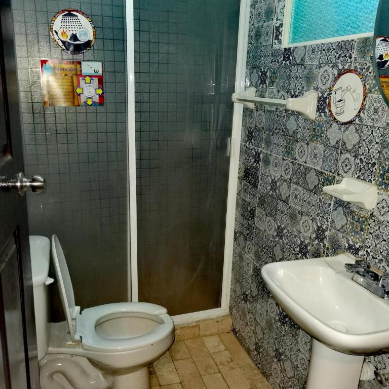 The Roof Backpackers - Quadruple Room with Shared Bathroom - 2