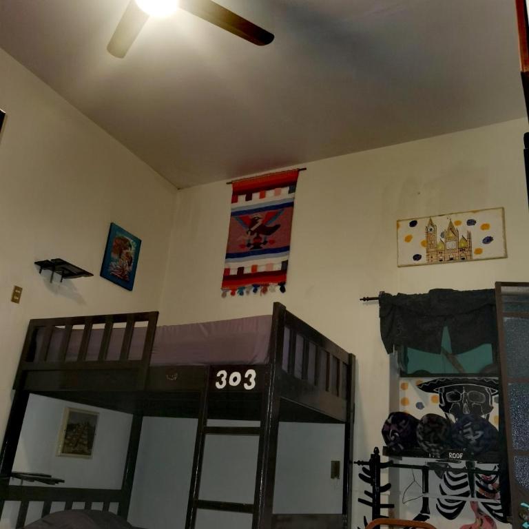 The Roof Backpackers - Quadruple Room with Shared Bathroom - 4