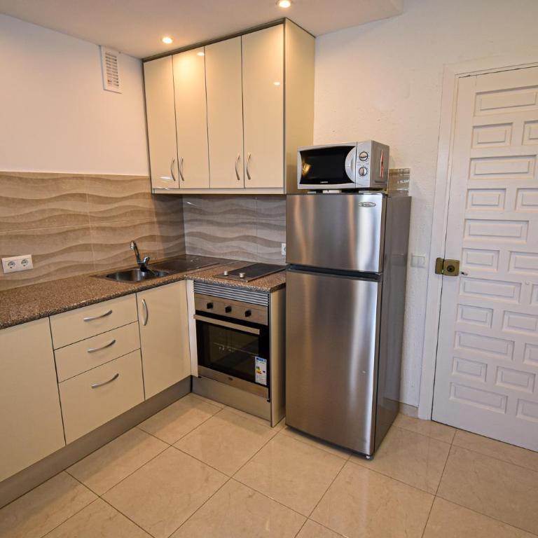 BENAL BEACH Superb Beach front 1 Bedroom Apartment, Sleeps 5 - Apartamento de 1 dormitorio - 9