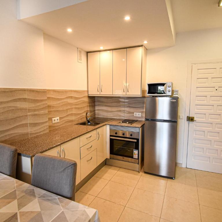 BENAL BEACH Superb Beach front 1 Bedroom Apartment, Sleeps 5 - Apartamento de 1 dormitorio - 8