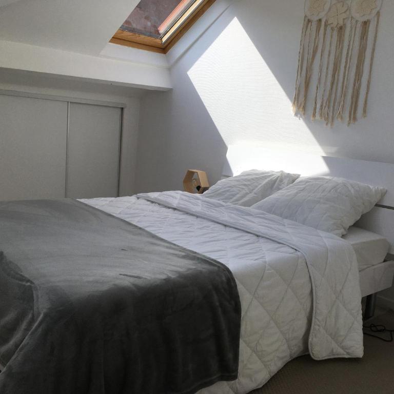 PYRENE HOLIDAYS - Appartement spacieux - chambres climatisées - cour privée - Three-Bedroom Apartment - 13