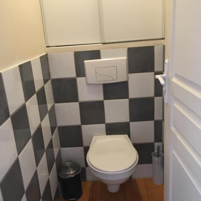 PYRENE HOLIDAYS - Appartement spacieux - chambres climatisées - cour privée - Three-Bedroom Apartment - 24