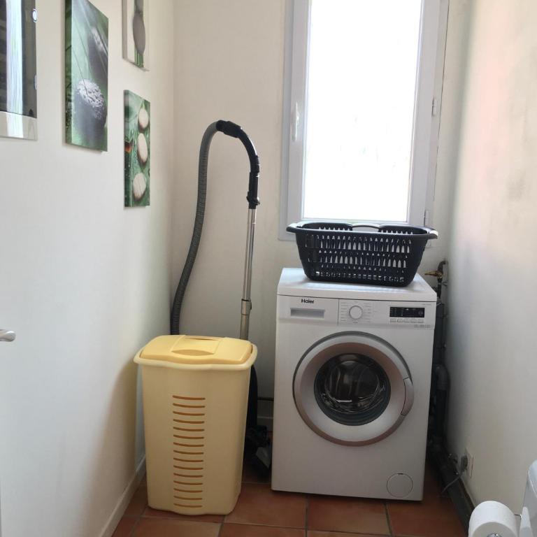 PYRENE HOLIDAYS - Appartement spacieux - chambres climatisées - cour privée - Three-Bedroom Apartment - 23