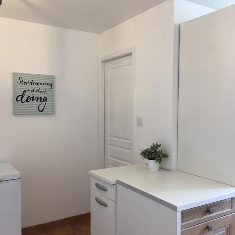 PYRENE HOLIDAYS - Appartement spacieux - chambres climatisées - cour privée - Three-Bedroom Apartment - 22