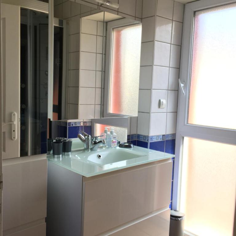 PYRENE HOLIDAYS - Appartement spacieux - chambres climatisées - cour privée - Three-Bedroom Apartment - 21